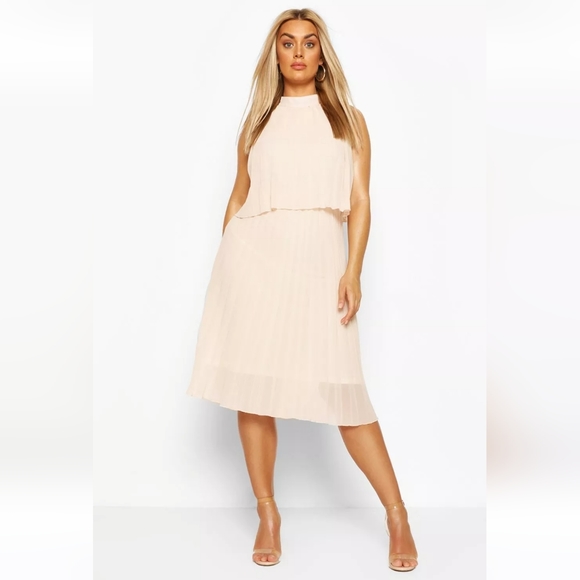 Boohoo Dresses & Skirts - 🎊HP🎉 Woman's Pleated Boohoo Midi Dress